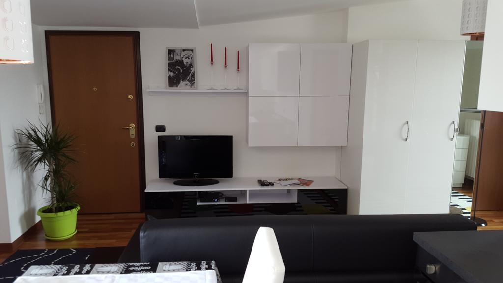 New Luxury Attic Santa Giulia Expo Apartment Milan Ruang foto